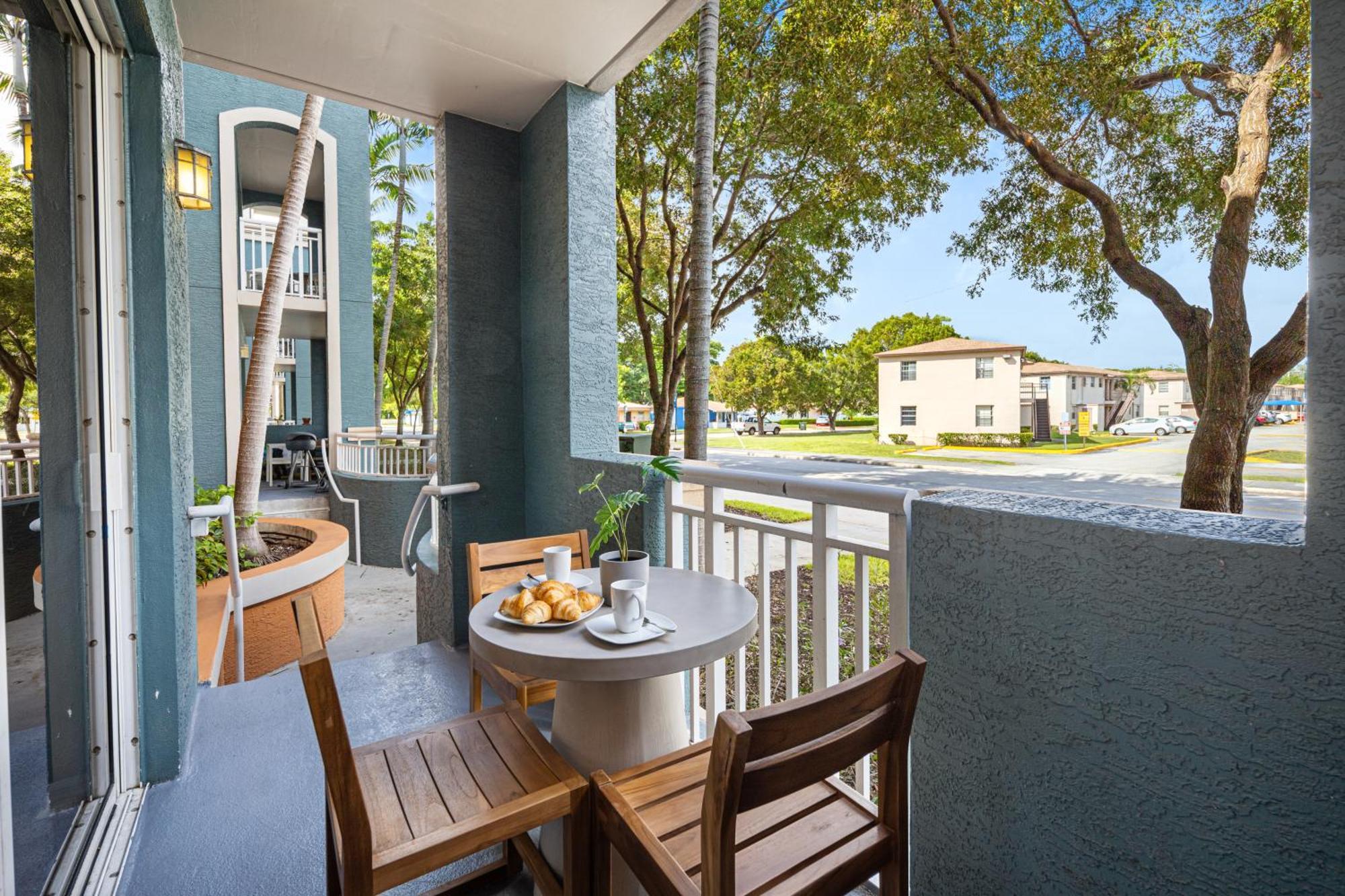Dharma Home Suites South Miami At Red Road Commons Экстерьер фото