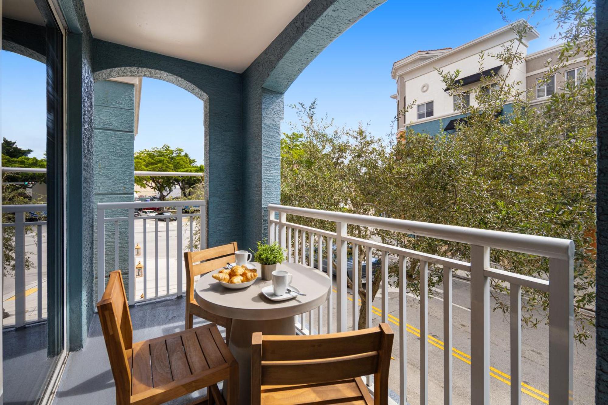 Dharma Home Suites South Miami At Red Road Commons Экстерьер фото